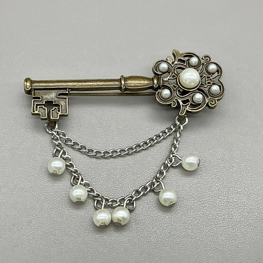 Vintage Key Brooch Pin Women Gold Silver Faux Pearl Dangle Chain Steampunk Style